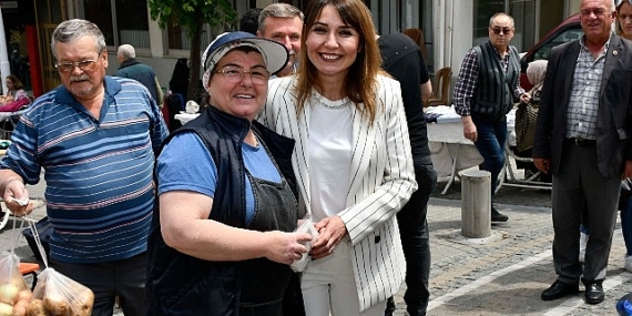 Malkara Belediye Başkanı Nergiz Karaağaçlı Öztürk, Anneler Günü etkinlikleri çerçevesinde Şehitlik Caddesi’nde düzenlenen Kadın Emeği Pazarı’nı ziyaret etti