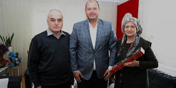 Menderes Belediye Başkanı İlkay Çiçek Anneler Günü’nde şehit anneleri ile huzurevinde yaşayan anneleri unutmadı