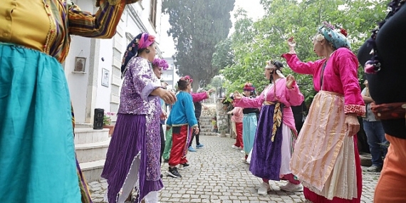 Narlıdere, bolluk ve bereketin simgesi Hıdırellez'i Tarihi Yukarıköy'de karşıladı