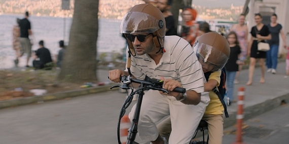 Netflix, Başrolünde Kaan Urgancıoğlu'na Yer Veren Sen Büyüme Bak'Tan Yeni Bir Fragman Paylaştı