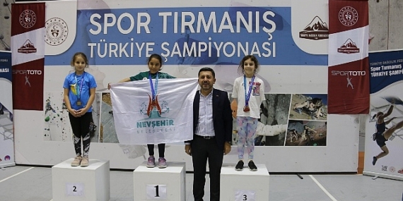 Nevşehir Belediyesi Gençlik ve Spor Kulübü sporcusu Belkıs Durmuş, Spor Tırmanış Küçükler Türkiye Şampiyonası'nda tüm rakiplerini geride bırakarak Türkiye Şampiyonu oldu.