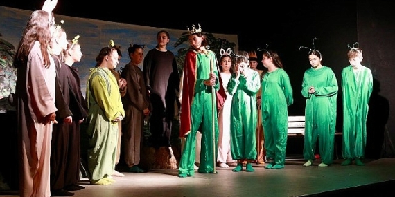 Sanatta 25. yılına giren Burhaniye Belediyesi Kent Tiyatrosu, Burhaniye’nin kırsal mahallerinde çocuk tiyatrosu sahneleyecek