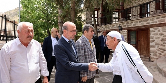 Selçuklu Belediye Başkanı Ahmet Pekyatırmacı namaz sonrasında vatandaşlarla hasbihal etti