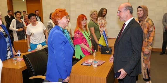 Selçuklu Belediye Başkanı Ahmet Pekyatırmacı Saraybosna Mevlevihanesi’nde eğitim alan Bosna Hersekli kursiyerler ile belediye meclis salonunda bir araya geldi