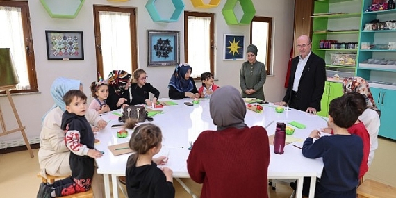 Selçuklu Sanat ve  Tasarım Atölyesi’nde anne ve çocukları bir araya getiren Selçuklu Belediyesi,  çocuklar ve annelerine unutulmayacak  bir Anneler Günü anısı yaşattı