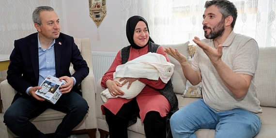 Sivas Belediye Başkanı Dr. Adem Uzun, işitme engelli Ayşegül ve Turan Aktaş çiftinin evine konuk olarak yeni doğan bebekleri için göz aydınlığı verdi