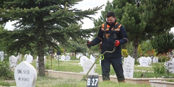 Sivas Belediyesi, mezarlık alanlarında düzenli olarak gerçekleştirdiği temizlik çalışmalarına devam ediyor