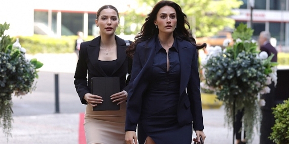 TOD'un Heyecanla Beklenen Yeni Dizisi &apos;Zamanın Kapıları'nın Setinden İlk Kareler Paylaşıldı!