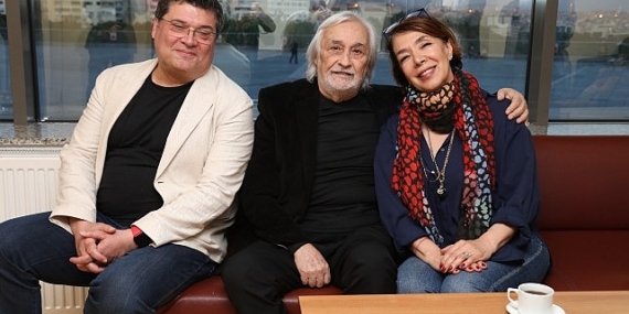 Türkiye’nin en uzun soluklu gençlik festivali Genç Günler’in 38.’sinde, Harbiye Muhsin Ertuğrul Sahnesi’nde söyleşi konuğu Müjdat Gezen’di