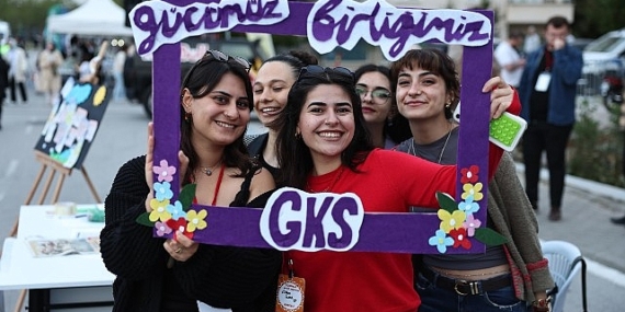 Üniversiteli gençler festivalde eğlenerek stres attı
