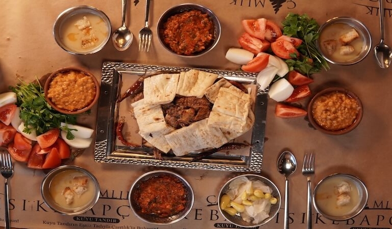 Denizli’nin Kalbinden Gelen Lezzet: Çamlık Denizli Kebapçısı