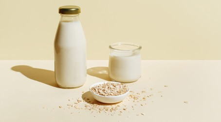 Bitkisel Alternatiflerde Sağlıklı Seçim: Oatly Yulaf Sütü Üzerine Bilimsel Bir Bakış