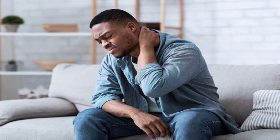 Boyun Fıtığı Ameliyatı: 2025 Perspektifinde Belirtiler, Tanı ve Kişiye Özel Tedavi Yaklaşımları